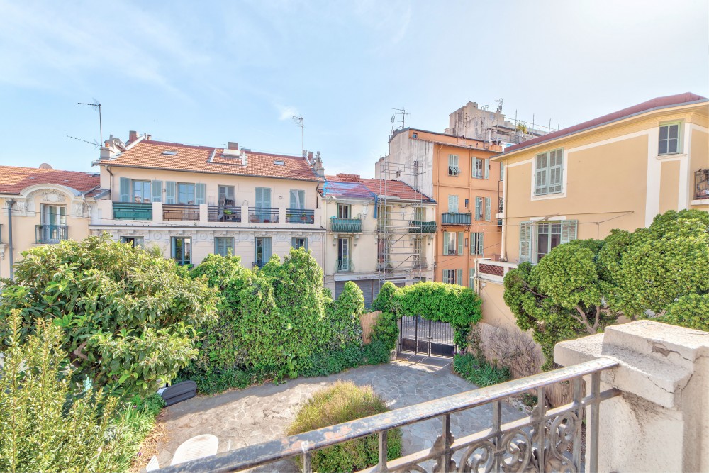 8 bed Property For Sale in Nice,  - 32