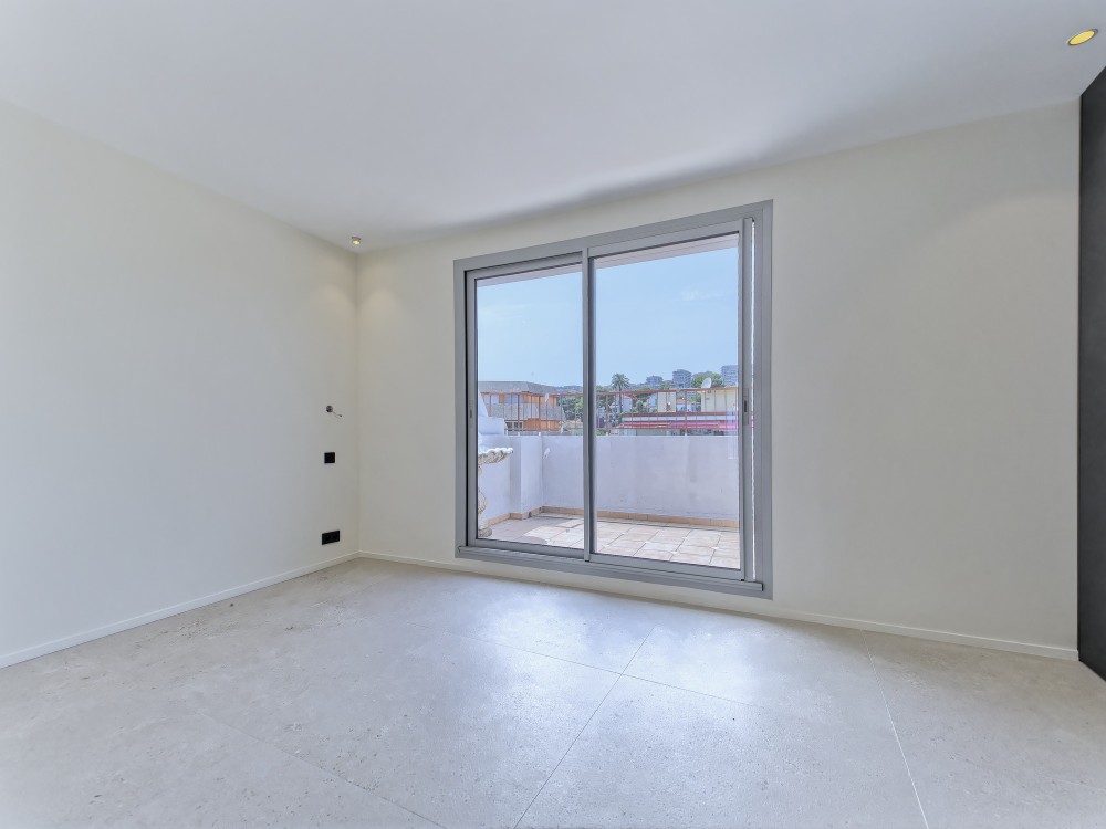 2 bed Property For Sale in Nice,  - 16