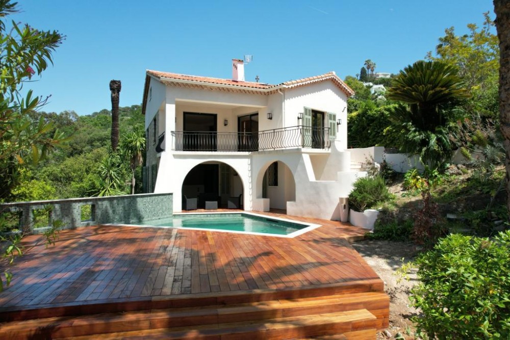 4 bed Property For Sale in Outside Nice,  - 1