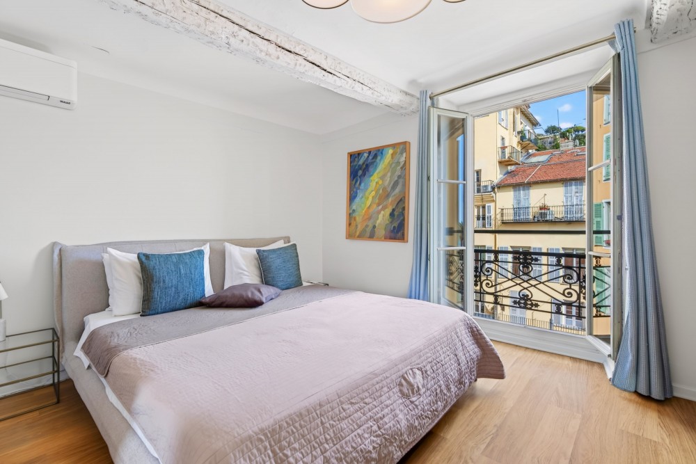 2 bed Property For Sale in Nice,  - 11