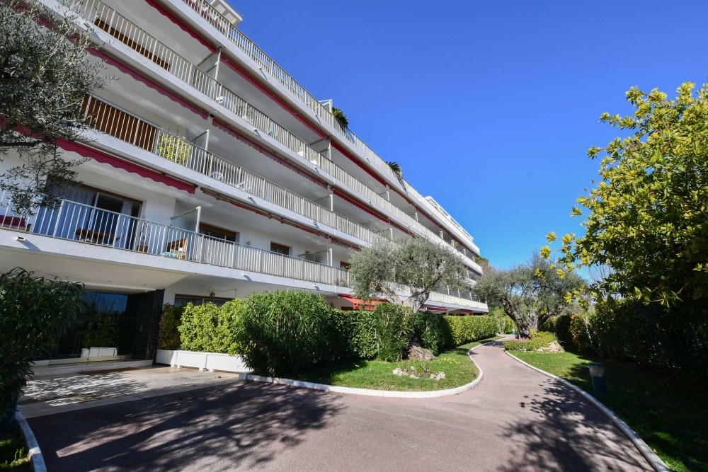 2 bed Property For Sale in Outside Nice,  - thumb 3